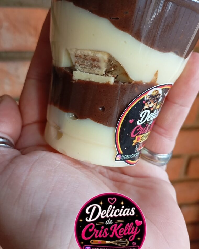 Copo da Felicidade: camadas de creme, bolo e chocolate num copo