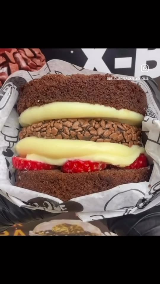 X-Burguer Doce de chocolate com creme e morango