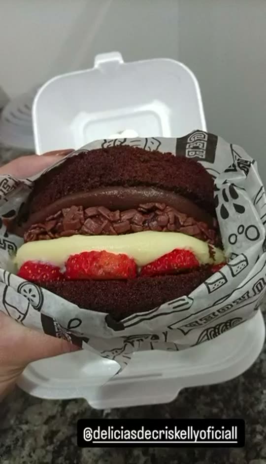 X-Burguer Doce sendo mostrado